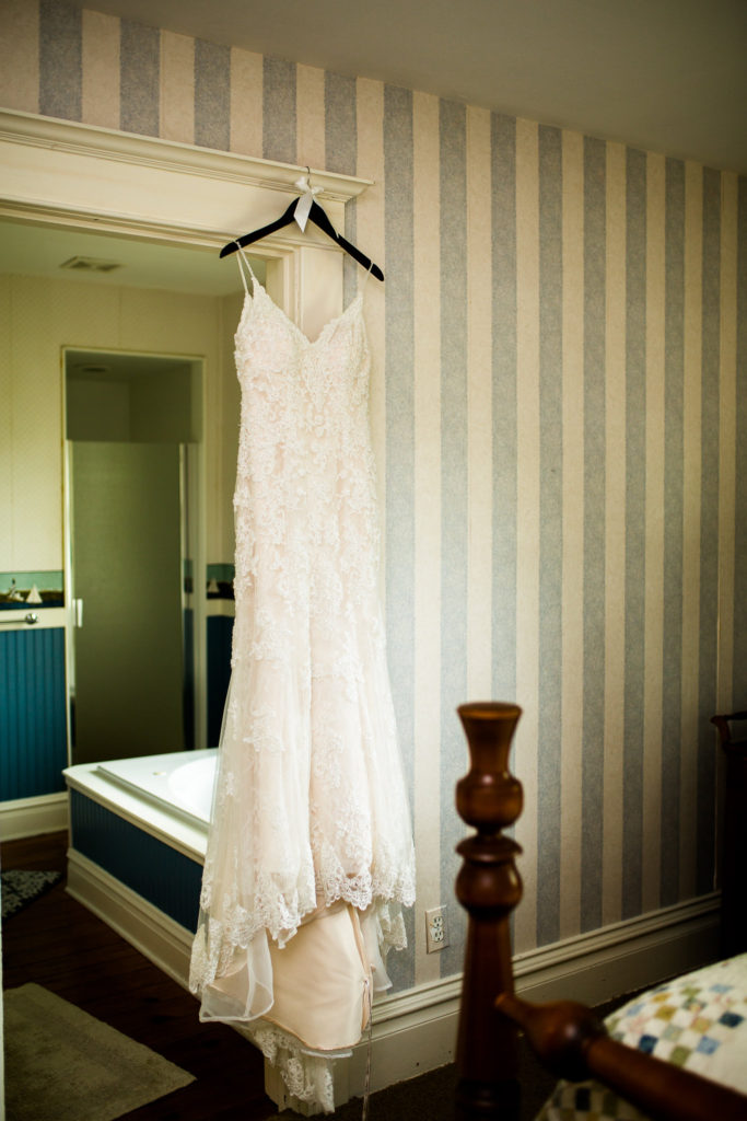 beautiful white lace wedding dress without sleeves